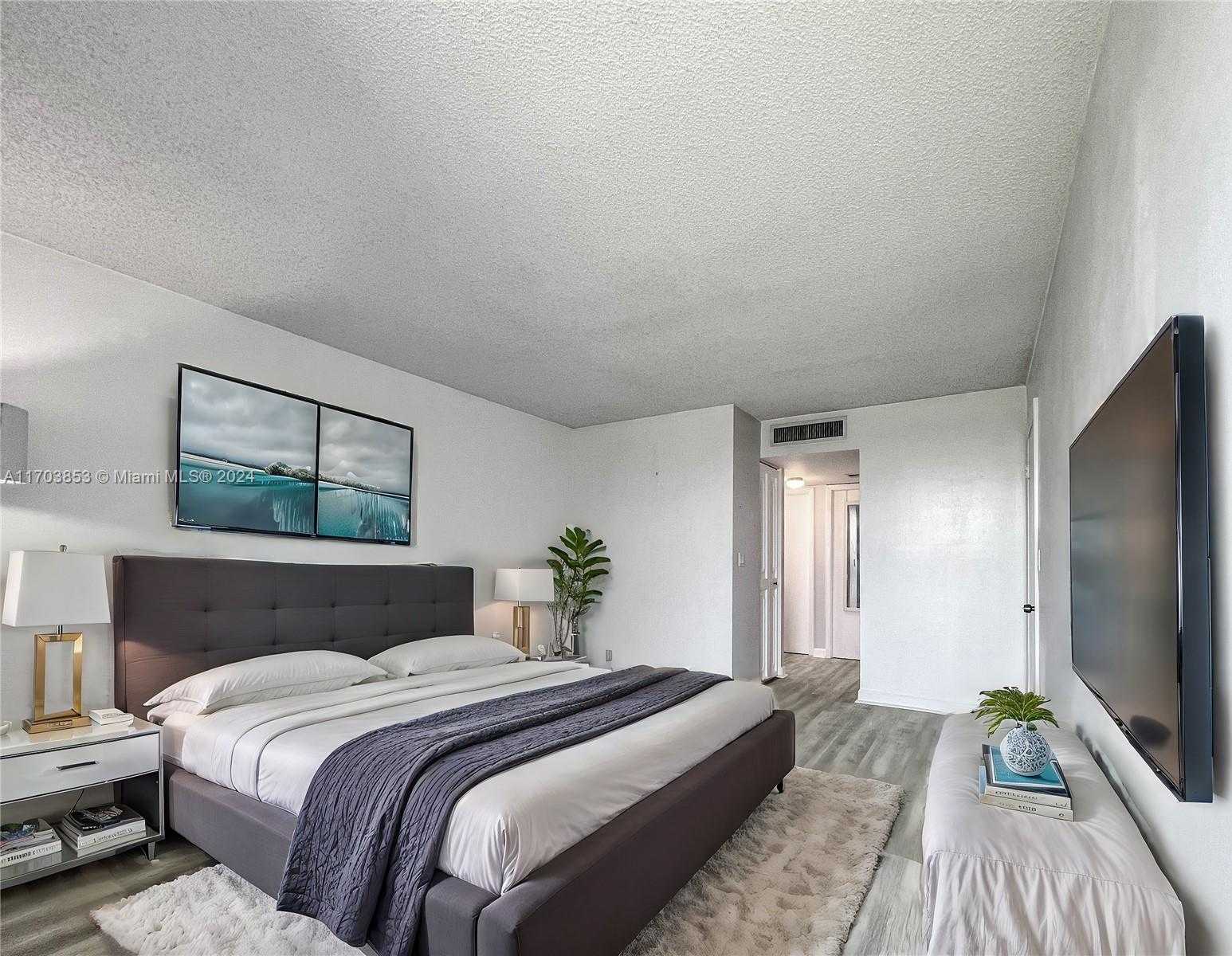 Small Image of 3475 N Country Club Dr, Miami, FL 33180, USA Number 7
