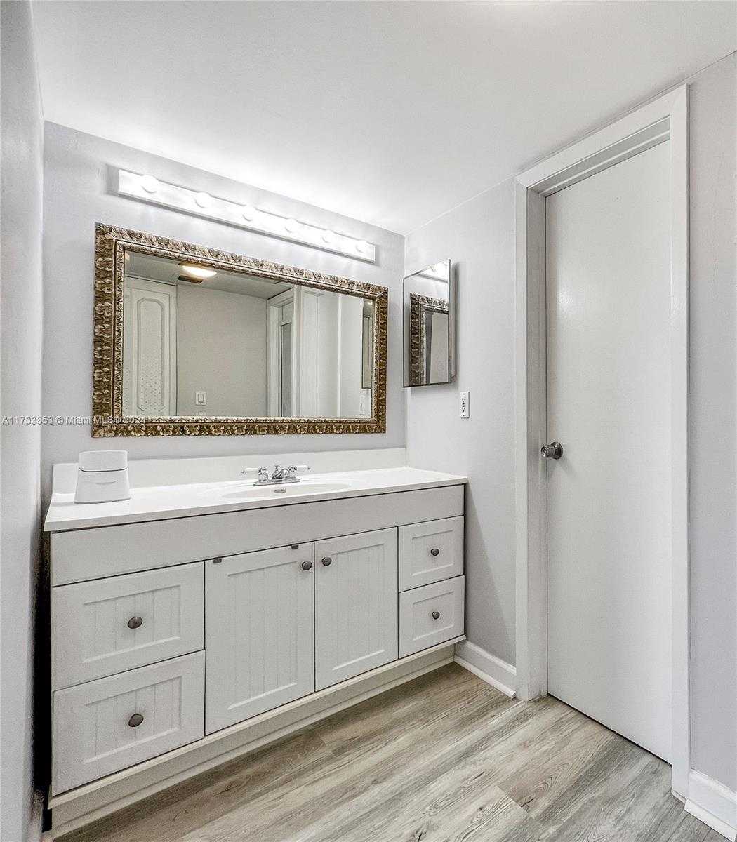 Small Image of 3475 N Country Club Dr, Miami, FL 33180, USA Number 9