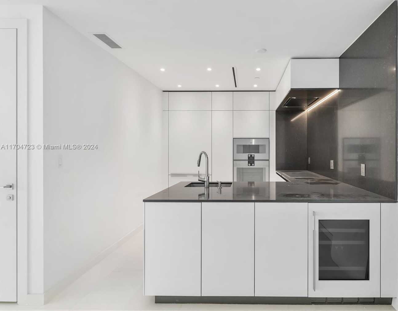 Small Image of 300 BISCAYNE BLVD WAY #5209, Miami Number 4