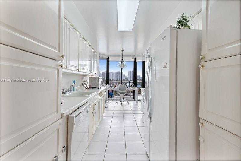 Small Image of 3640 YACHT CLUB DR #607, Aventura Number 8