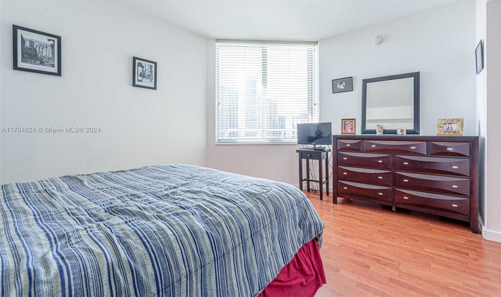 Small Image of 335 SOUTH BISCAYNE BLVD #3005, Miami Number 13