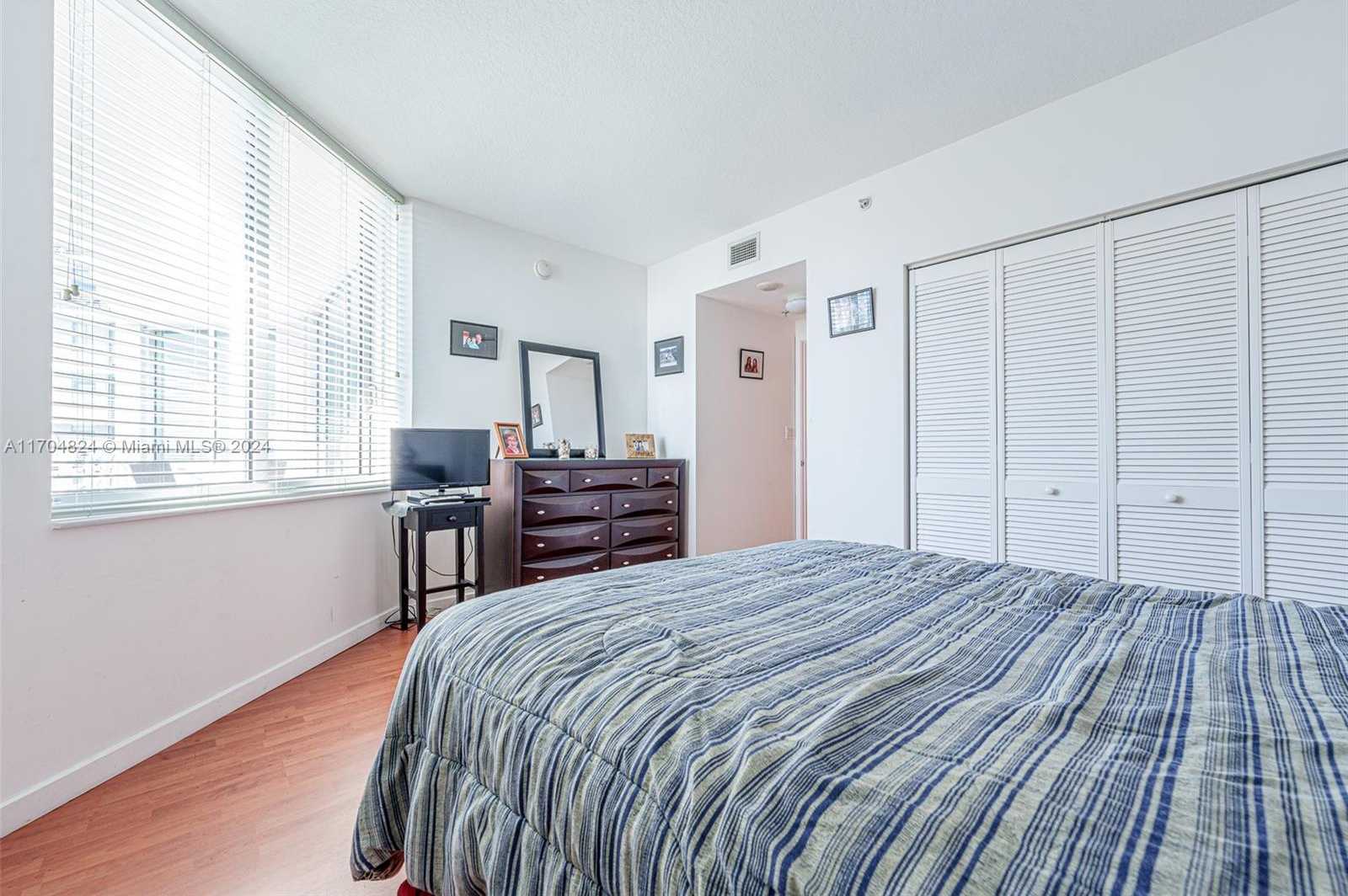 Small Image of 335 SOUTH BISCAYNE BLVD #3005, Miami Number 14