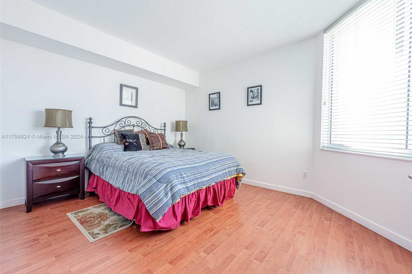 Small Image of 335 SOUTH BISCAYNE BLVD #3005, Miami Number 16