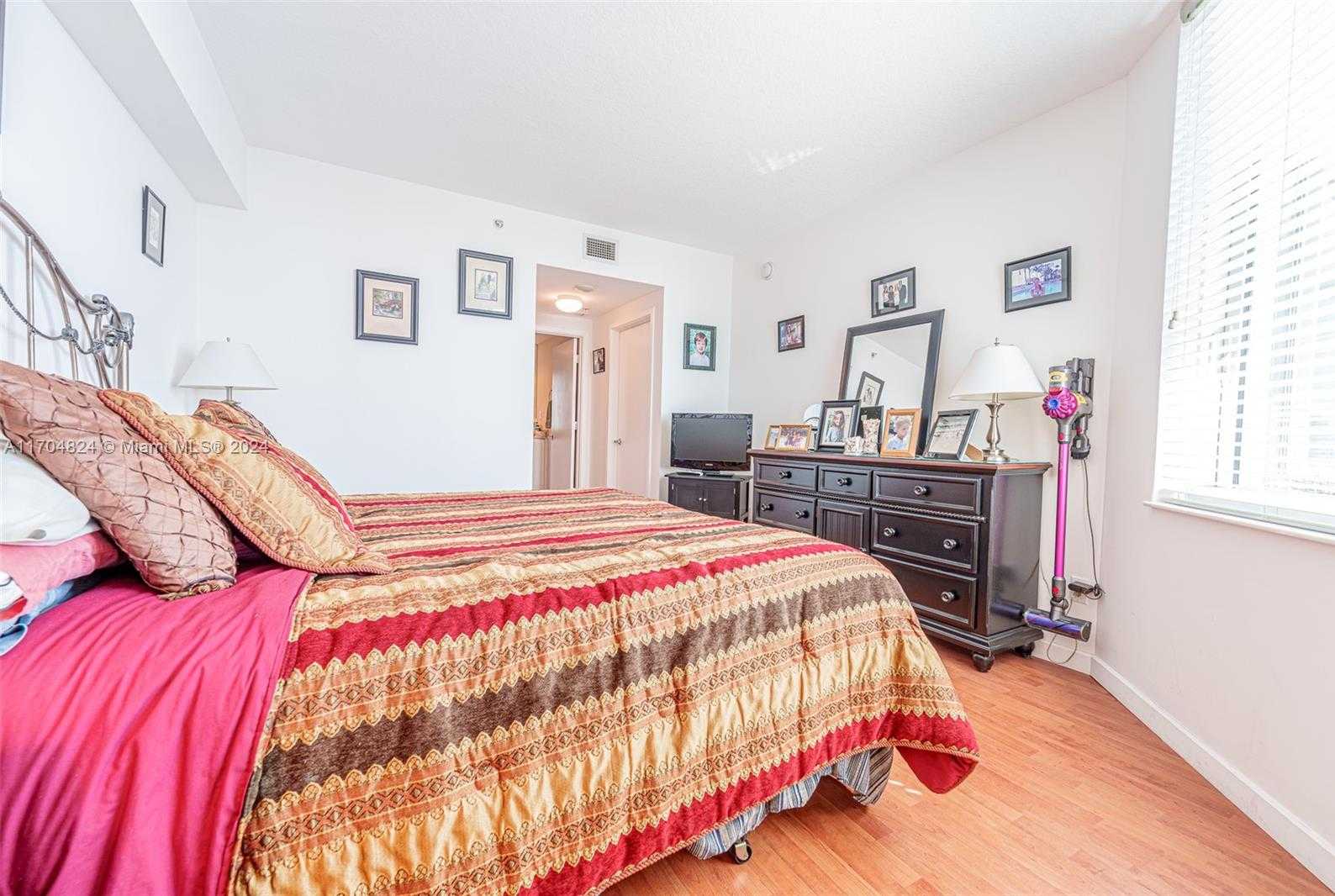 Small Image of 335 SOUTH BISCAYNE BLVD #3005, Miami Number 9
