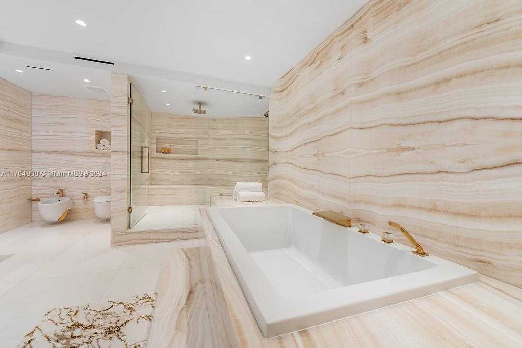 Small Image of 300 SOUTH POINTE DR #PH-5, Miami Beach Number 31