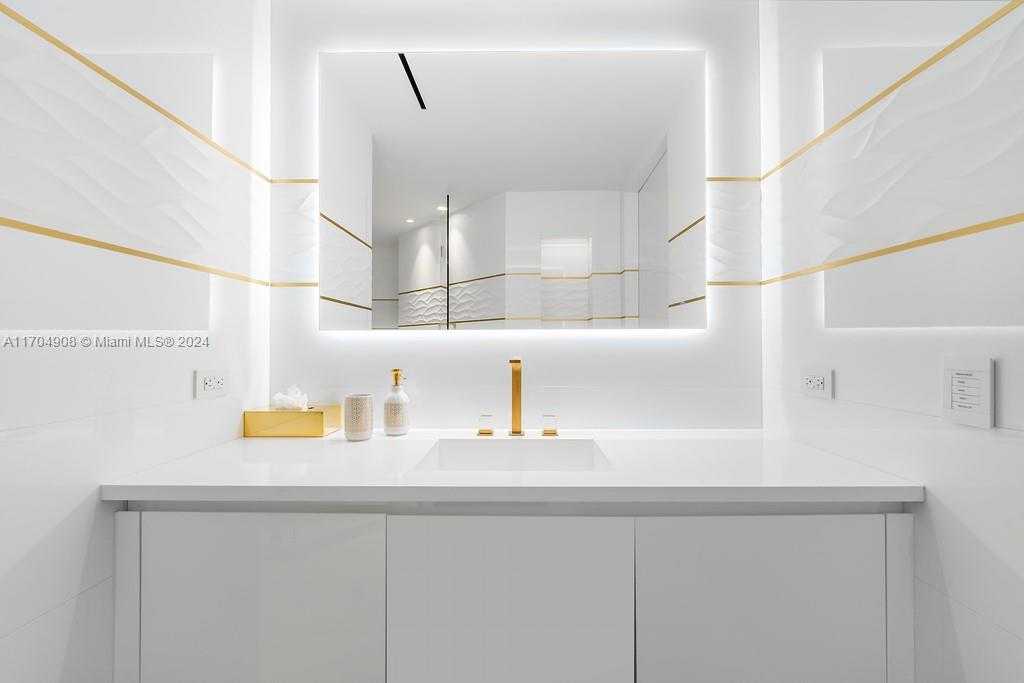 Small Image of 300 SOUTH POINTE DR #PH-5, Miami Beach Number 36