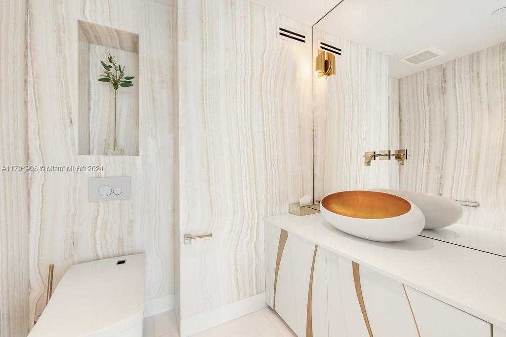 Small Image of 300 SOUTH POINTE DR #PH-5, Miami Beach Number 41