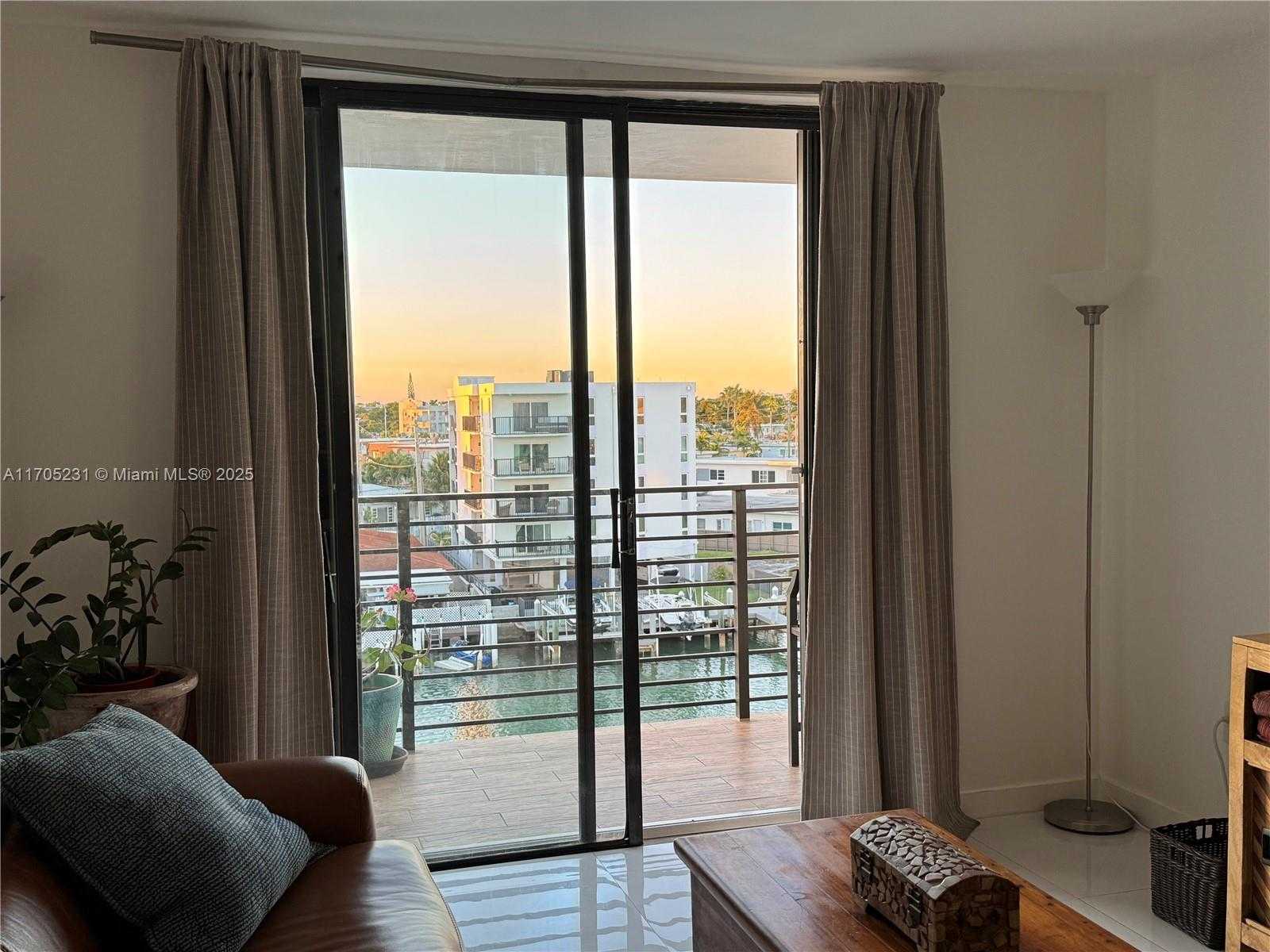 Small Image of 8100 BYRON AVE #504, Miami Beach Number 4