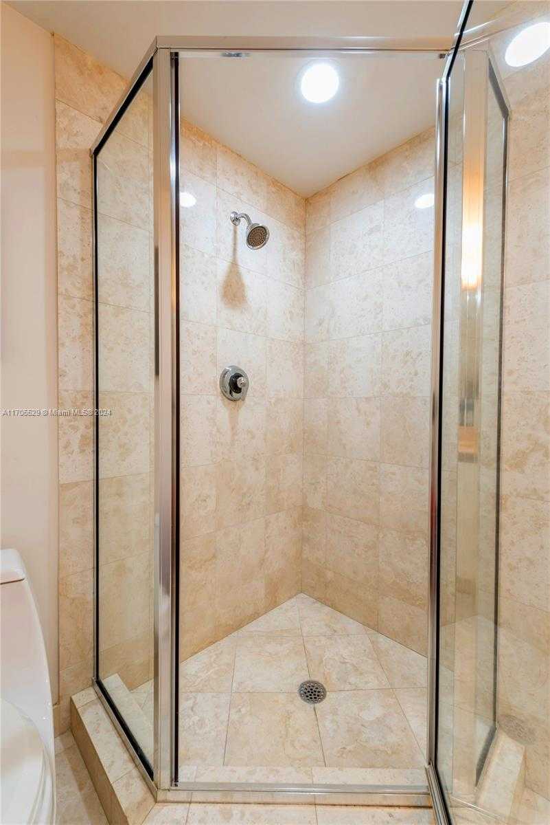 Small Image of 1455 OCEAN DR #510, Miami Beach Number 14