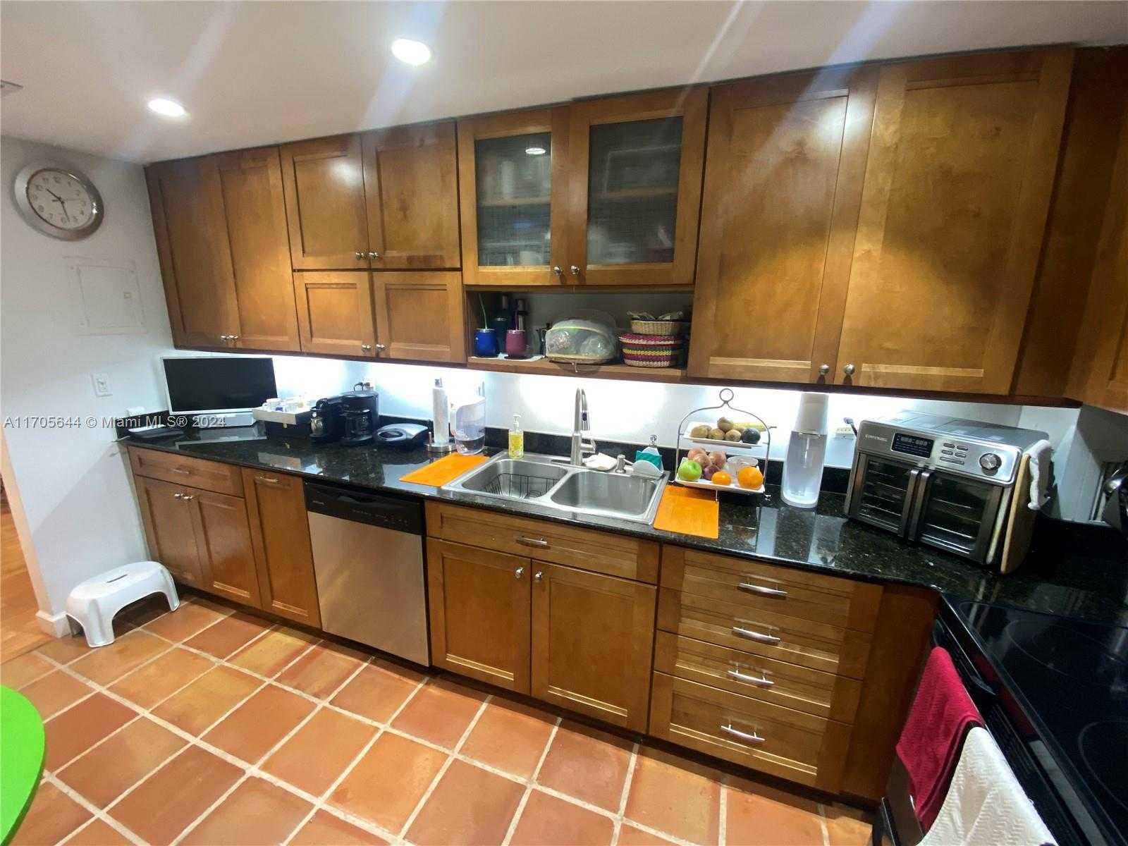 Small Image of 90 EDGEWATER DR #805, Coral Gables Number 15