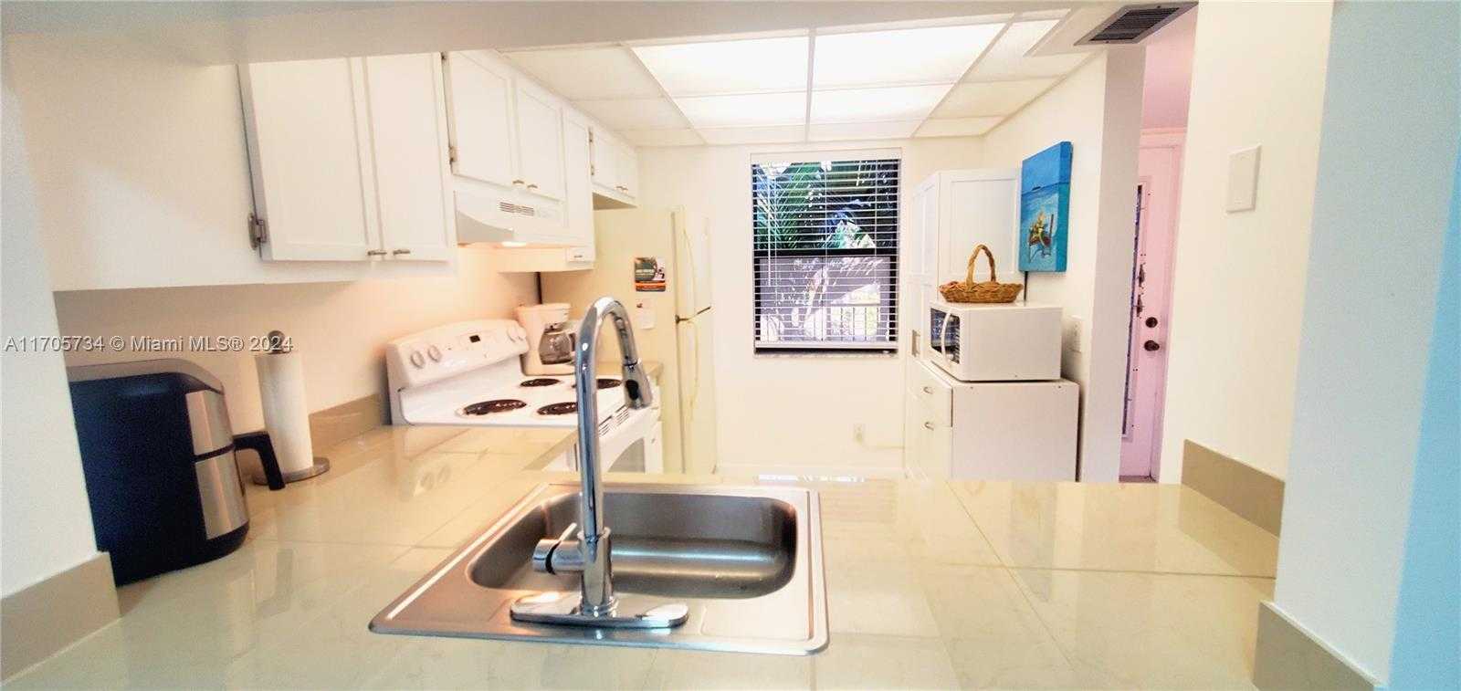 Small Image of 10304 SUNRISE LAKES BLVD #211, Sunrise Number 4