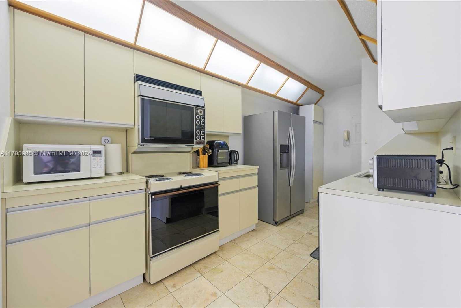 Small Image of 19667 TURNBERRY WAY #14C, Aventura Number 13