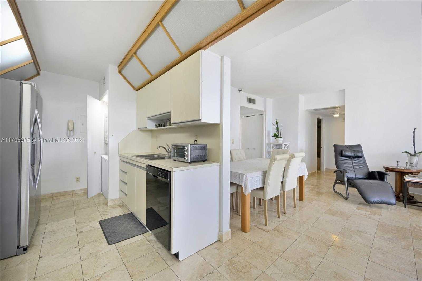 Small Image of 19667 TURNBERRY WAY #14C, Aventura Number 14