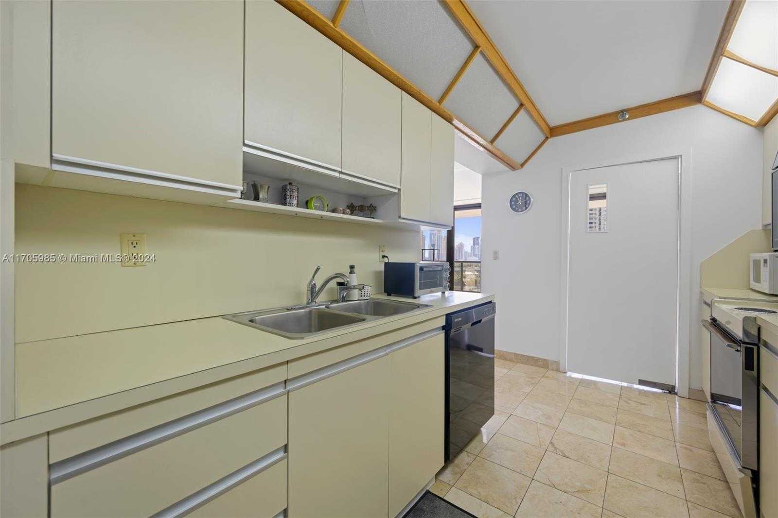 Small Image of 19667 TURNBERRY WAY #14C, Aventura Number 15