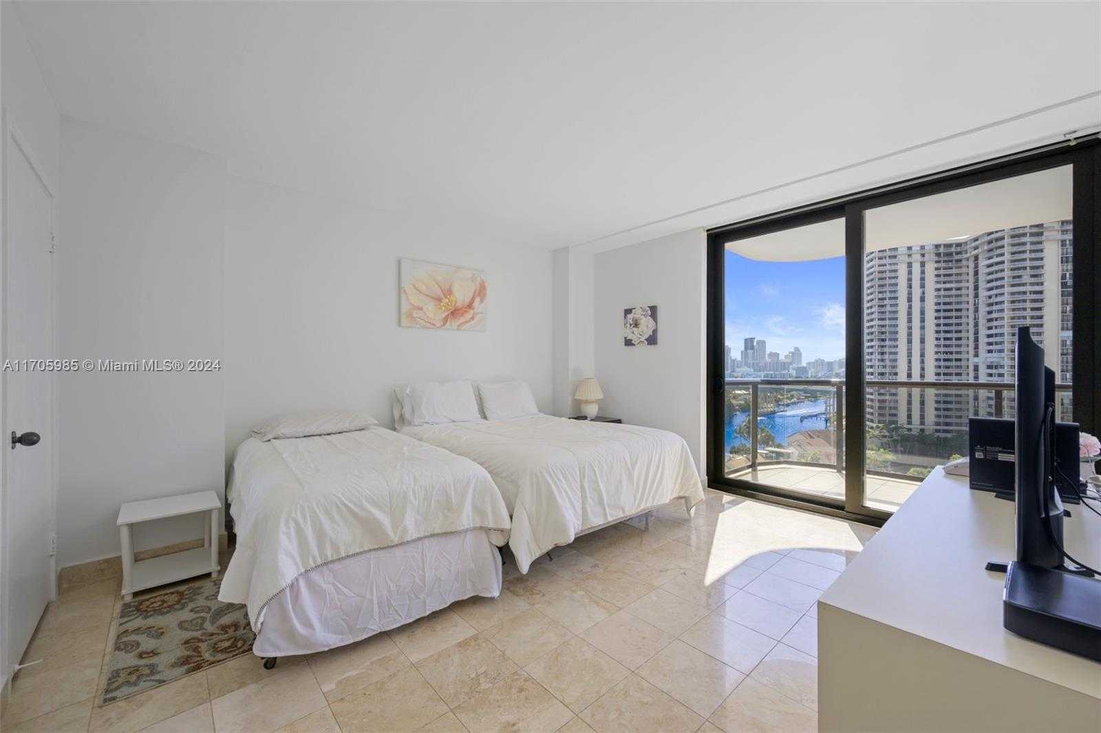 Small Image of 19667 TURNBERRY WAY #14C, Aventura Number 17