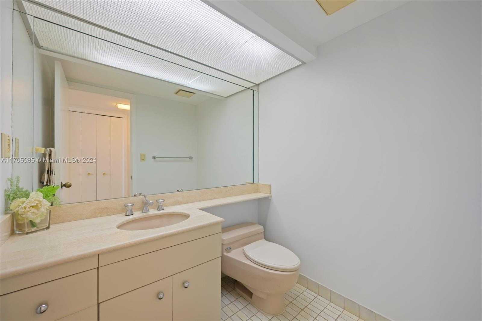 Small Image of 19667 TURNBERRY WAY #14C, Aventura Number 21