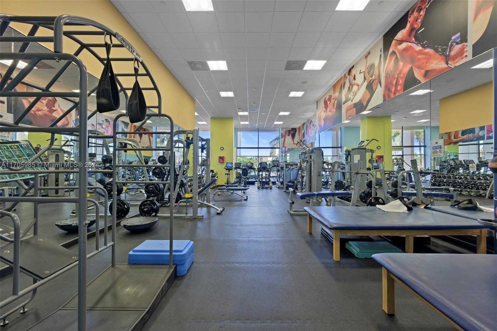 Small Image of 19667 TURNBERRY WAY #14C, Aventura Number 24