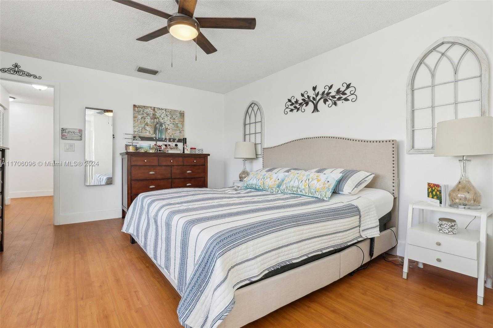 Small Image of 10949 MAINSAIL DR, Cooper City Number 27