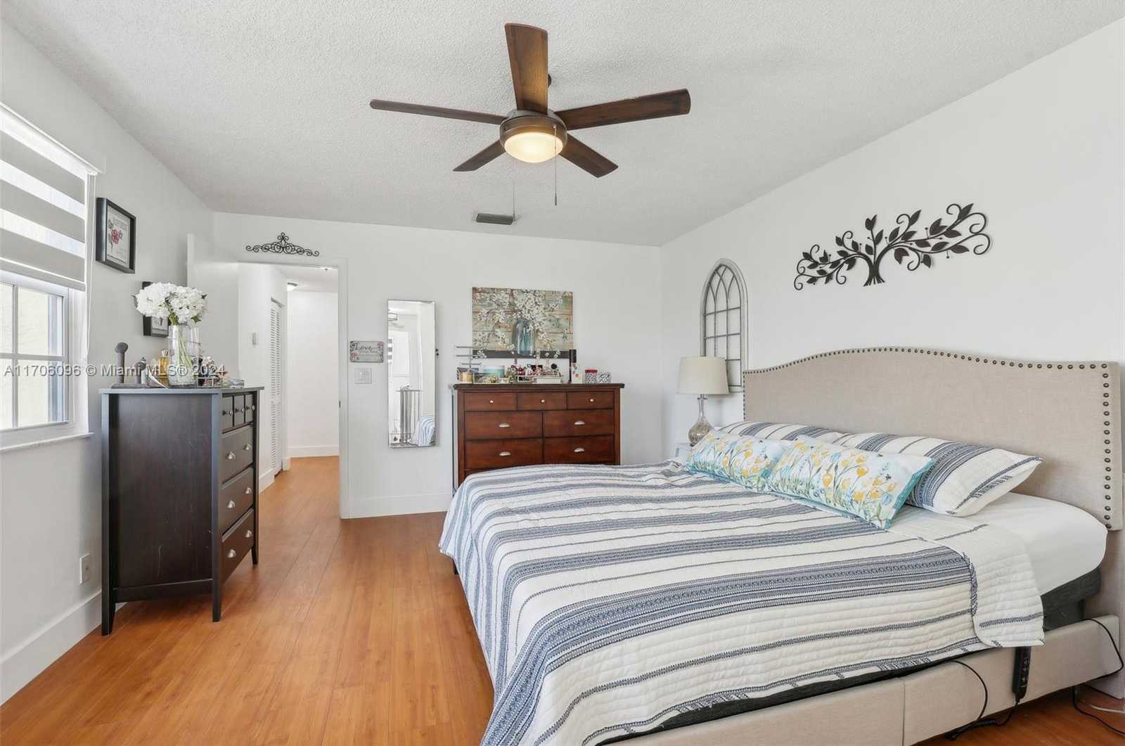 Small Image of 10949 MAINSAIL DR, Cooper City Number 32