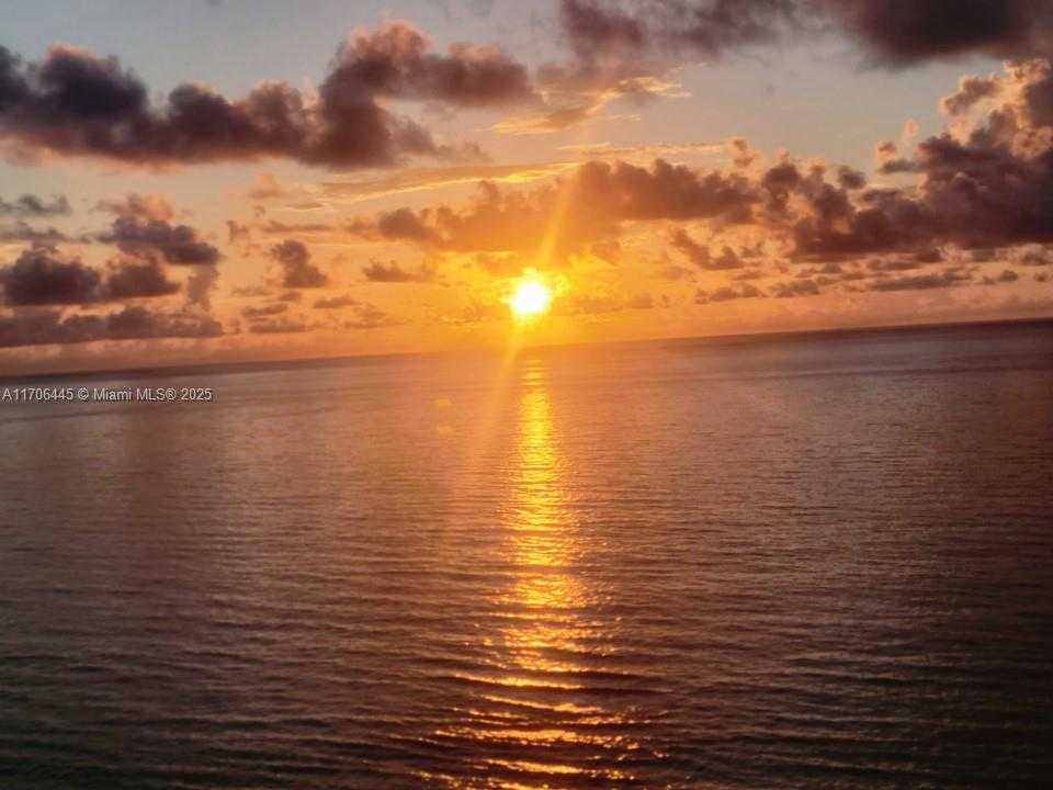 Small Image of 5601 COLLINS AVE #PH-9, Miami Beach Number 3