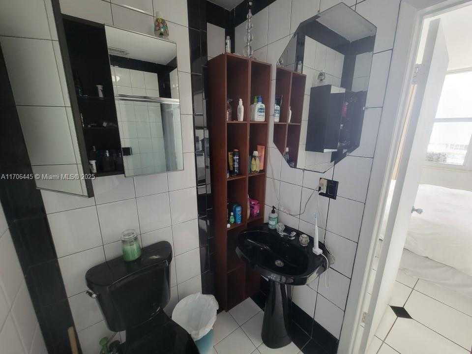 Small Image of 5601 COLLINS AVE #PH-9, Miami Beach Number 30