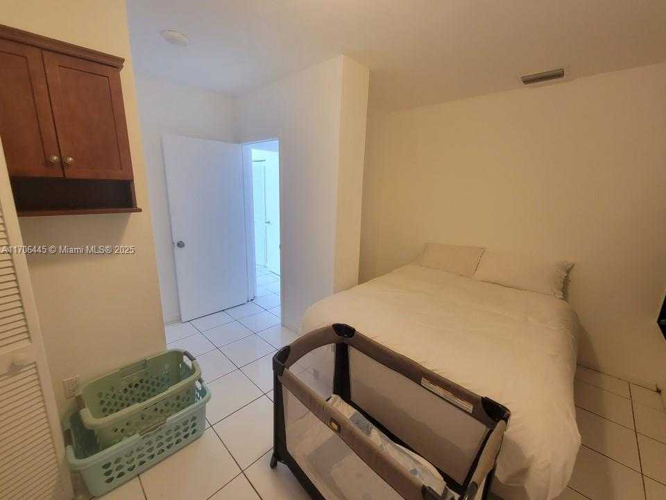 Small Image of 5601 COLLINS AVE #PH-9, Miami Beach Number 31