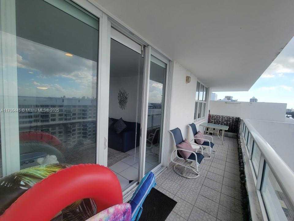 Small Image of 5601 COLLINS AVE #PH-9, Miami Beach Number 32