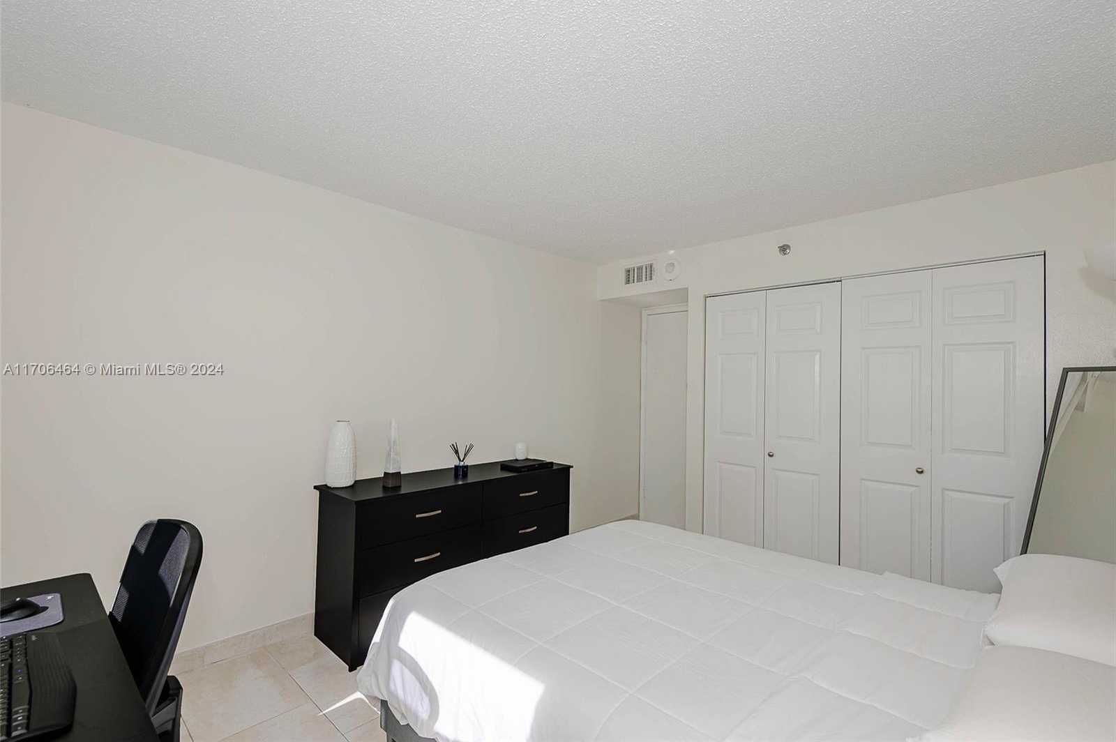 Small Image of 770 CLAUGHTON ISLAND DR #1914, Miami Number 25