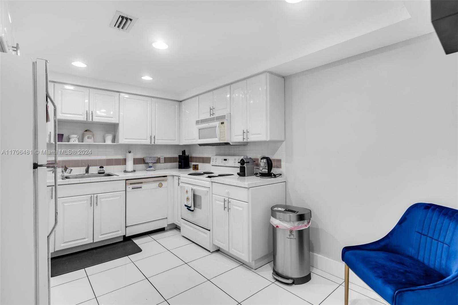 Small Image of 16100 GOLF CLUB RD #313, Weston Number 21