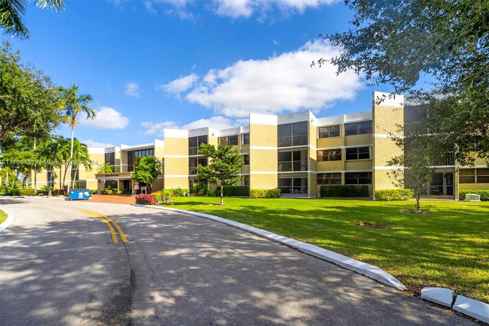 Small Image of 16100 GOLF CLUB RD #313, Weston Number 4