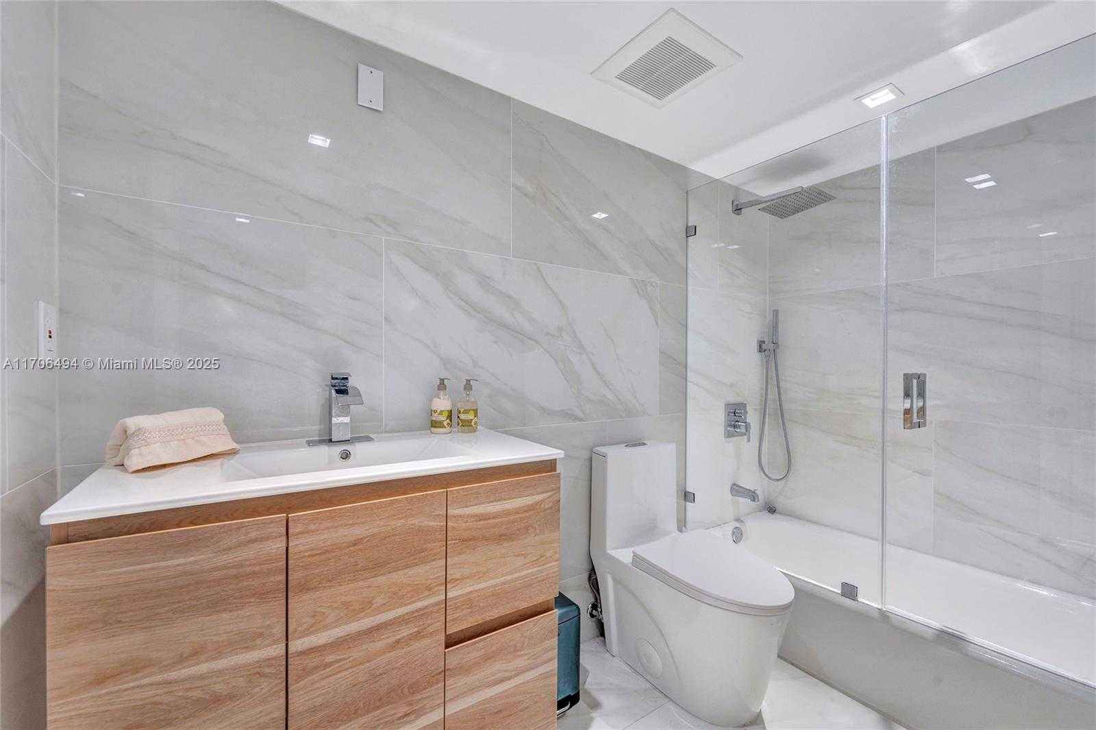Small Image of 401 OCEAN DR #1007, Miami Beach Number 7