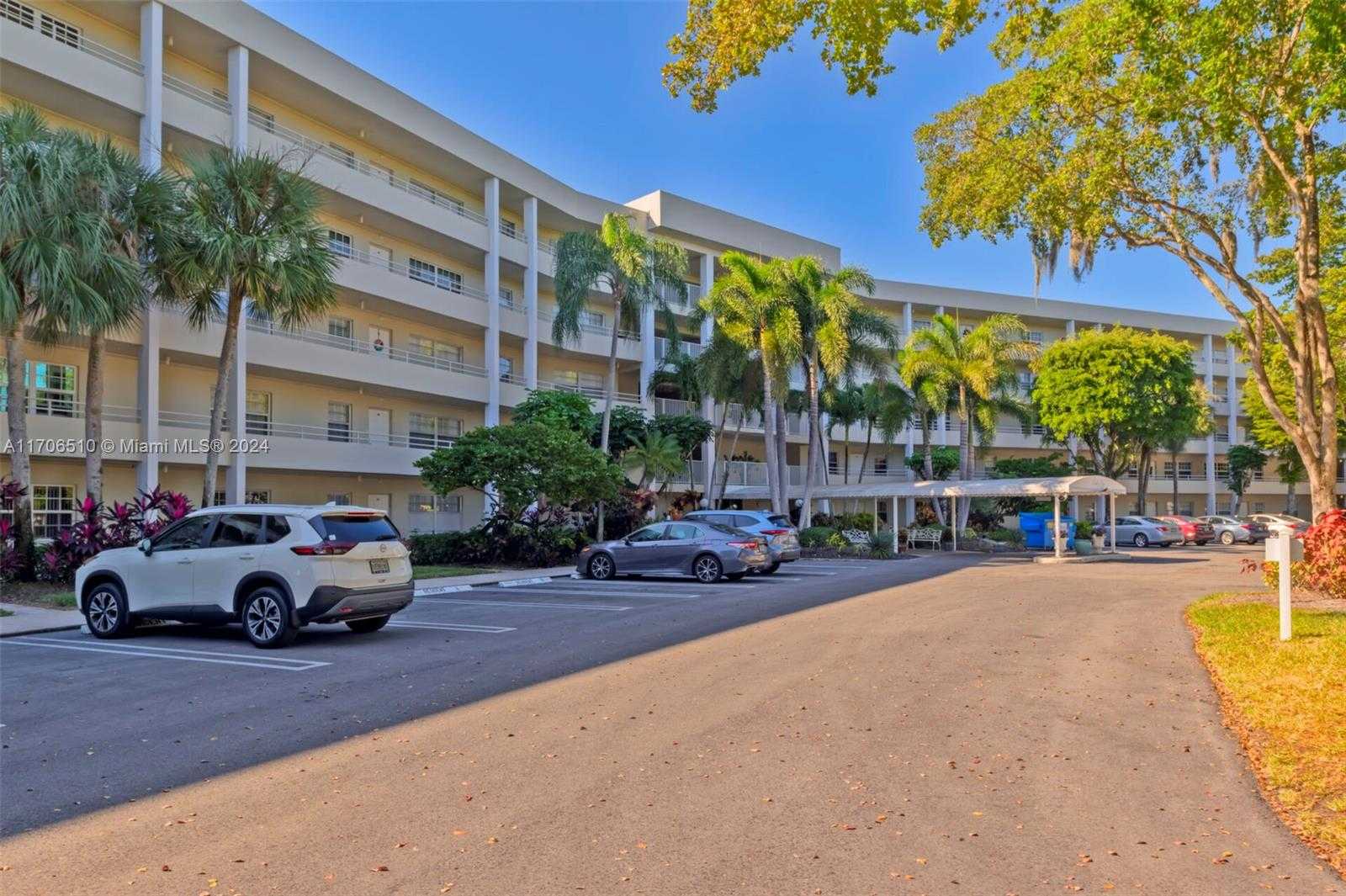 Small Image of 821 CYPRESS BLVD #304, Pompano Beach Number 2