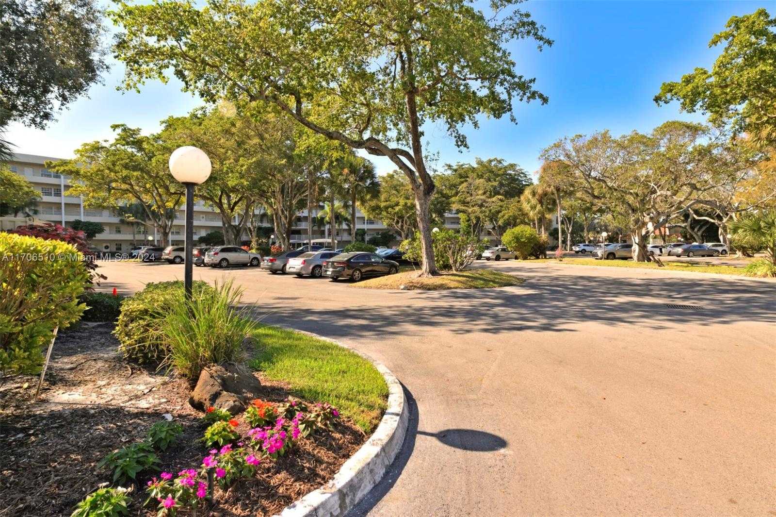 Small Image of 821 CYPRESS BLVD #304, Pompano Beach Number 3