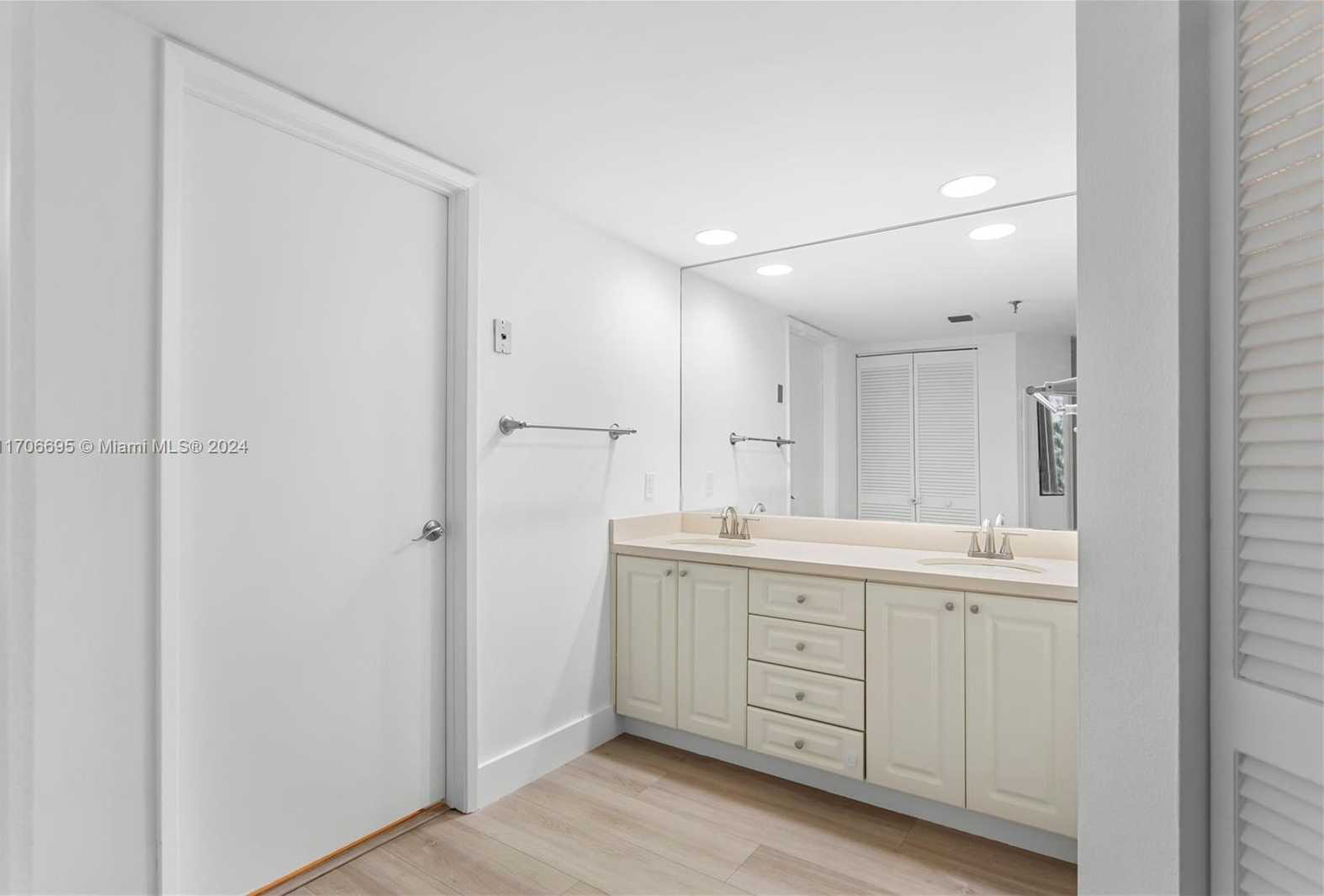Small Image of 520 BRICKELL KEY DR #A513, Miami Number 10