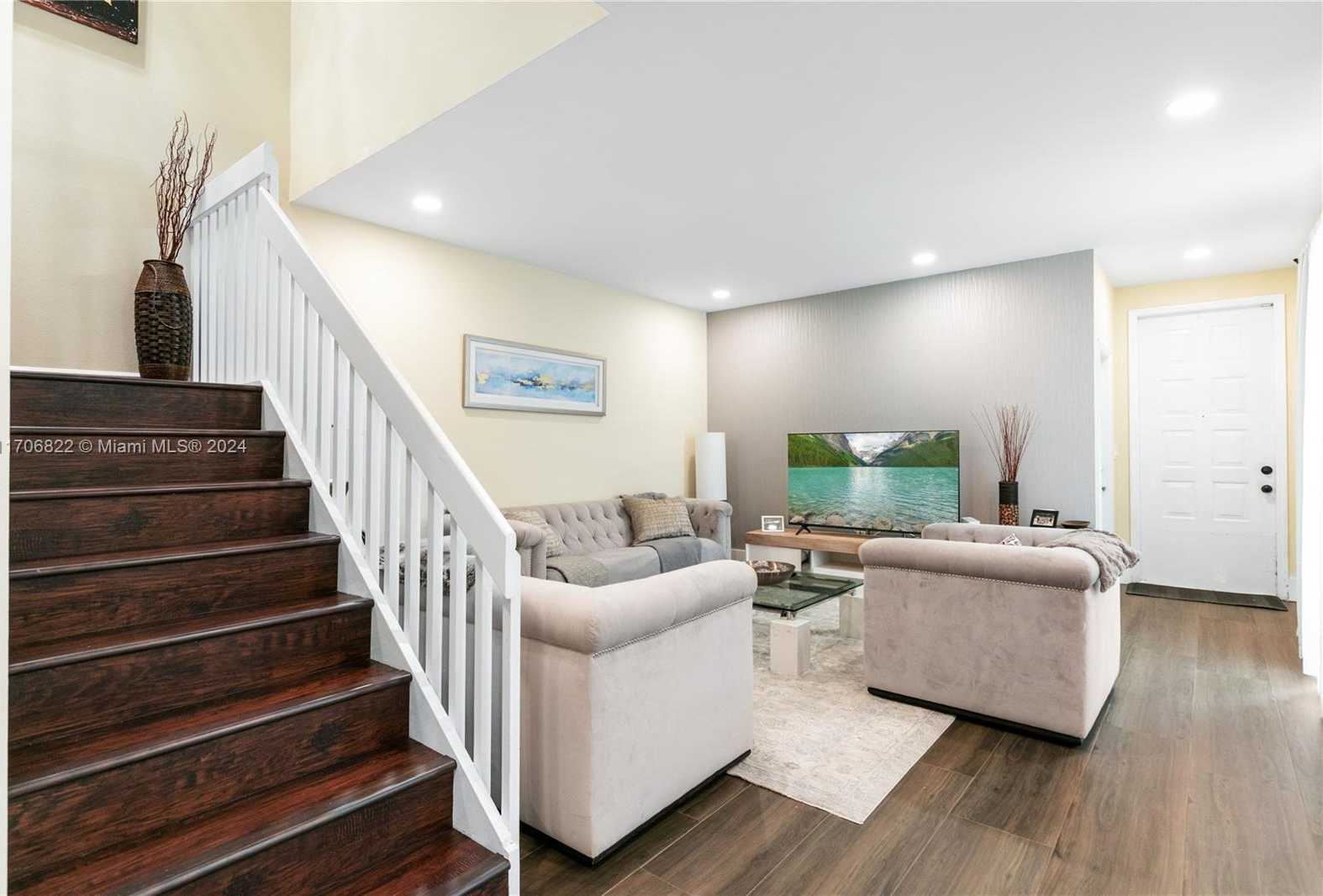 Small Image of 1564 YELLOWHEART WAY #1564, Hollywood Number 14