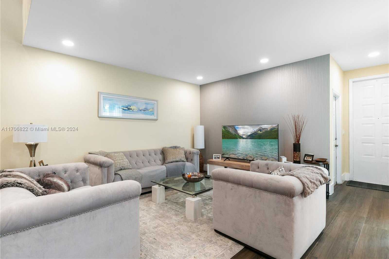 Small Image of 1564 YELLOWHEART WAY #1564, Hollywood Number 16