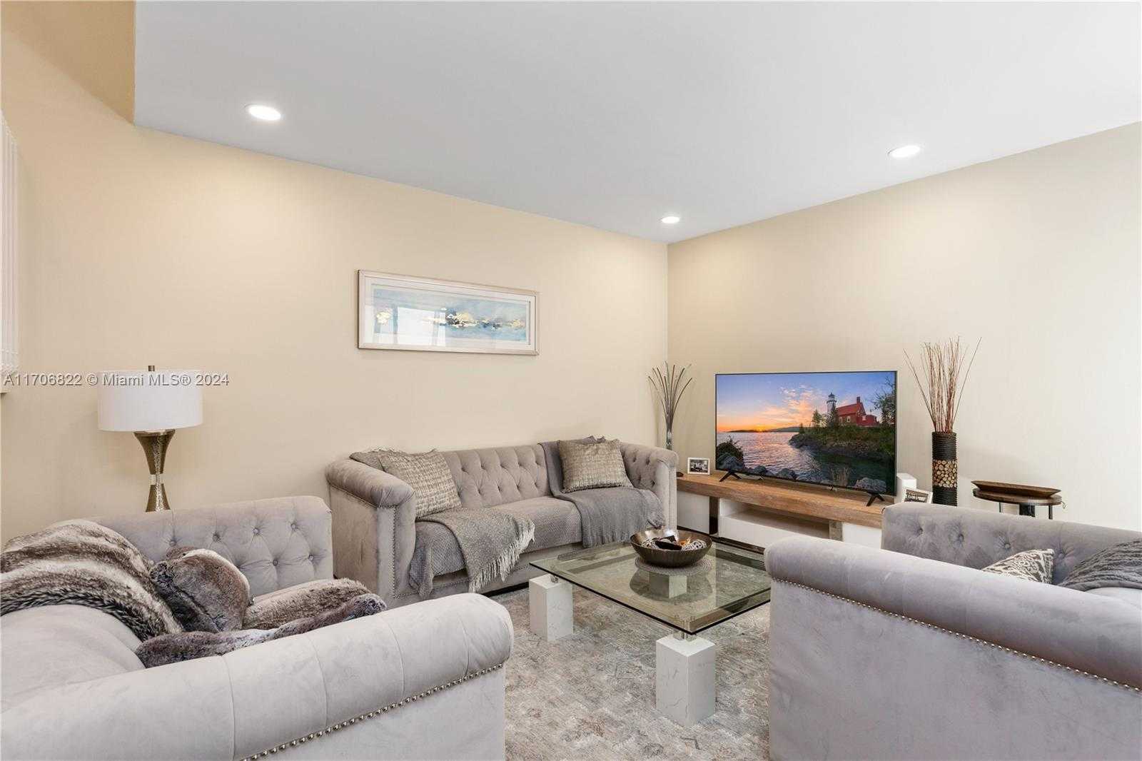 Small Image of 1564 YELLOWHEART WAY #1564, Hollywood Number 17