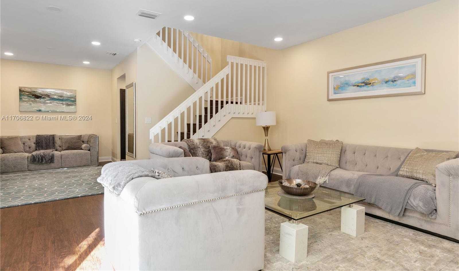 Small Image of 1564 YELLOWHEART WAY #1564, Hollywood Number 18