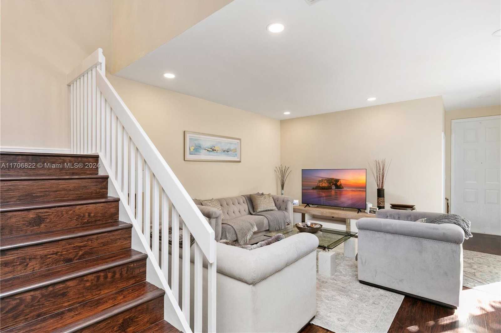 Small Image of 1564 YELLOWHEART WAY #1564, Hollywood Number 20