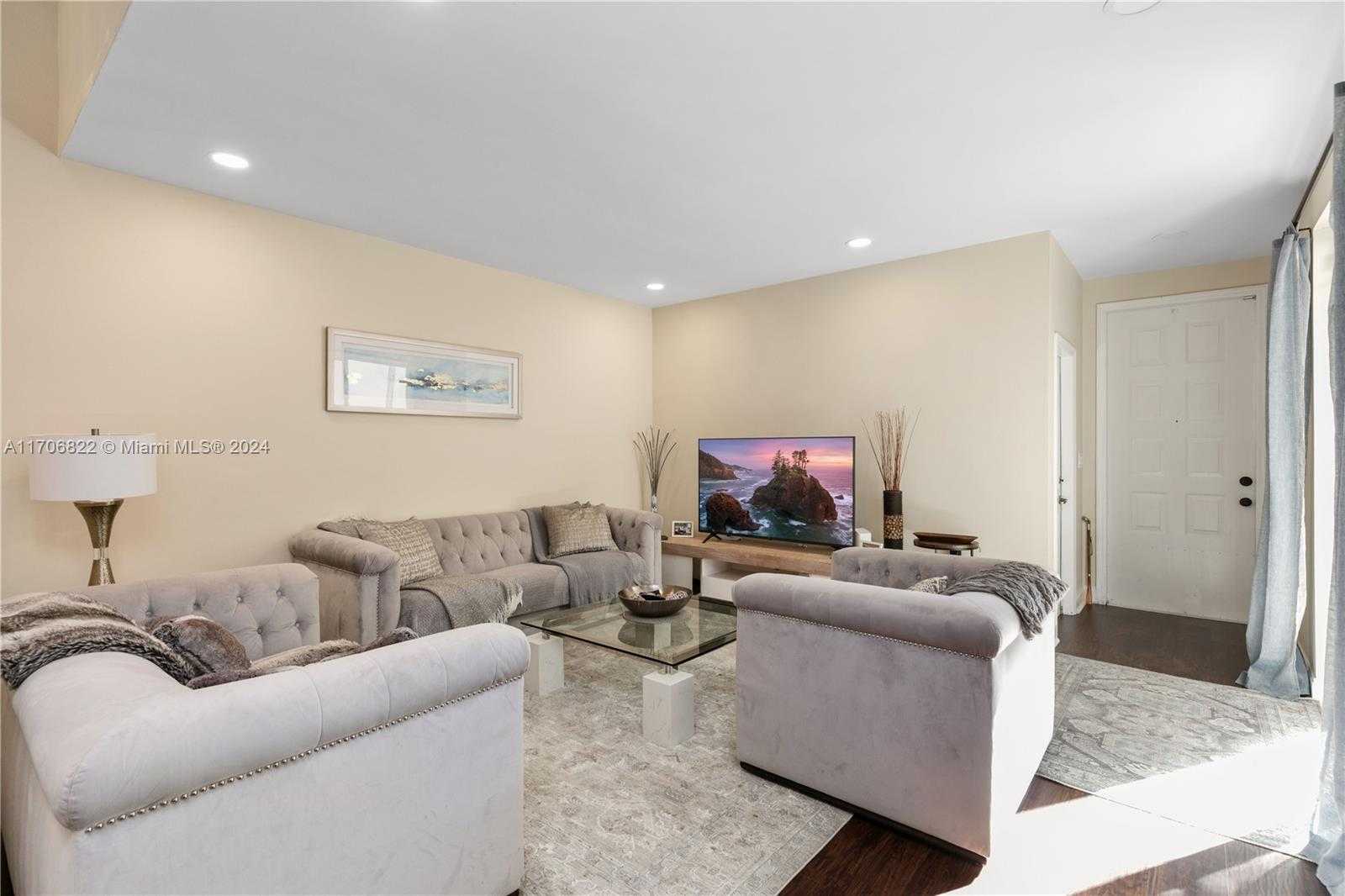 Small Image of 1564 YELLOWHEART WAY #1564, Hollywood Number 21