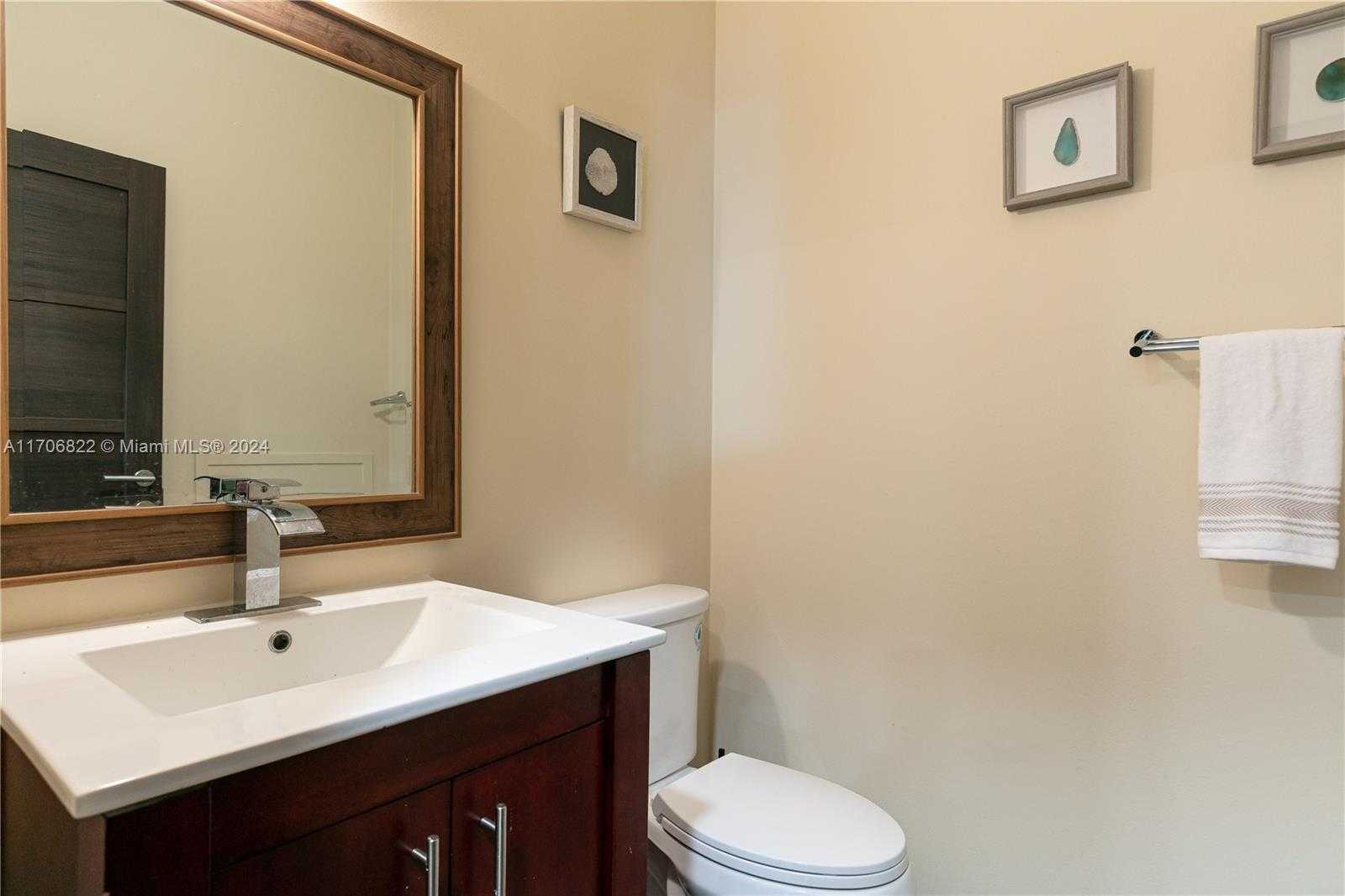 Small Image of 1564 YELLOWHEART WAY #1564, Hollywood Number 22