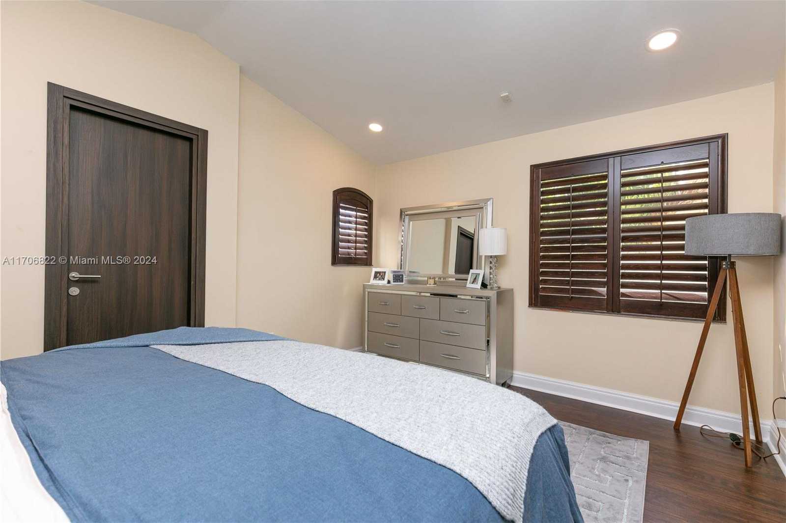 Small Image of 1564 YELLOWHEART WAY #1564, Hollywood Number 28