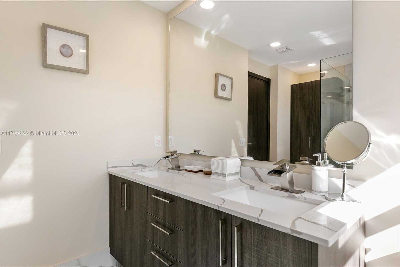 Small Image of 1564 YELLOWHEART WAY #1564, Hollywood Number 31