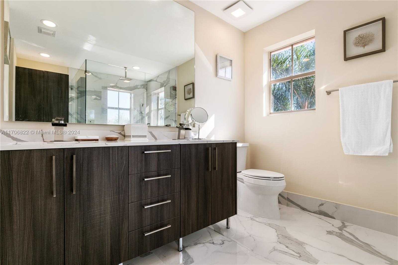 Small Image of 1564 YELLOWHEART WAY #1564, Hollywood Number 32