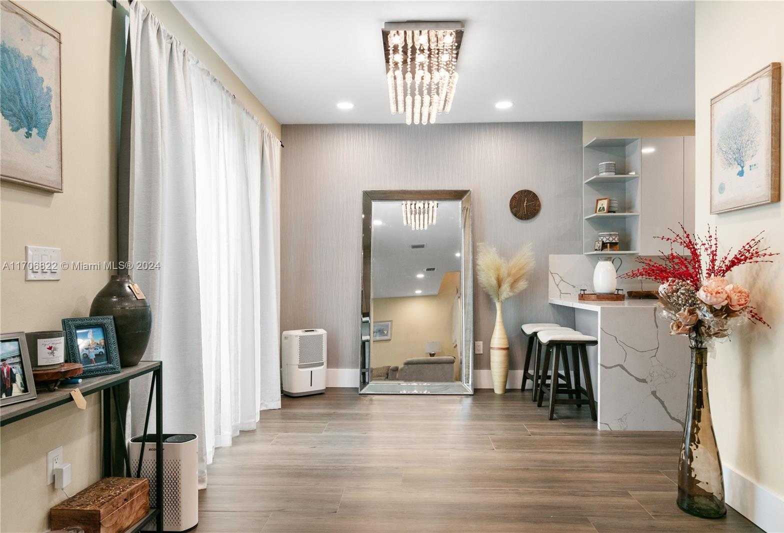 Small Image of 1564 YELLOWHEART WAY #1564, Hollywood Number 4