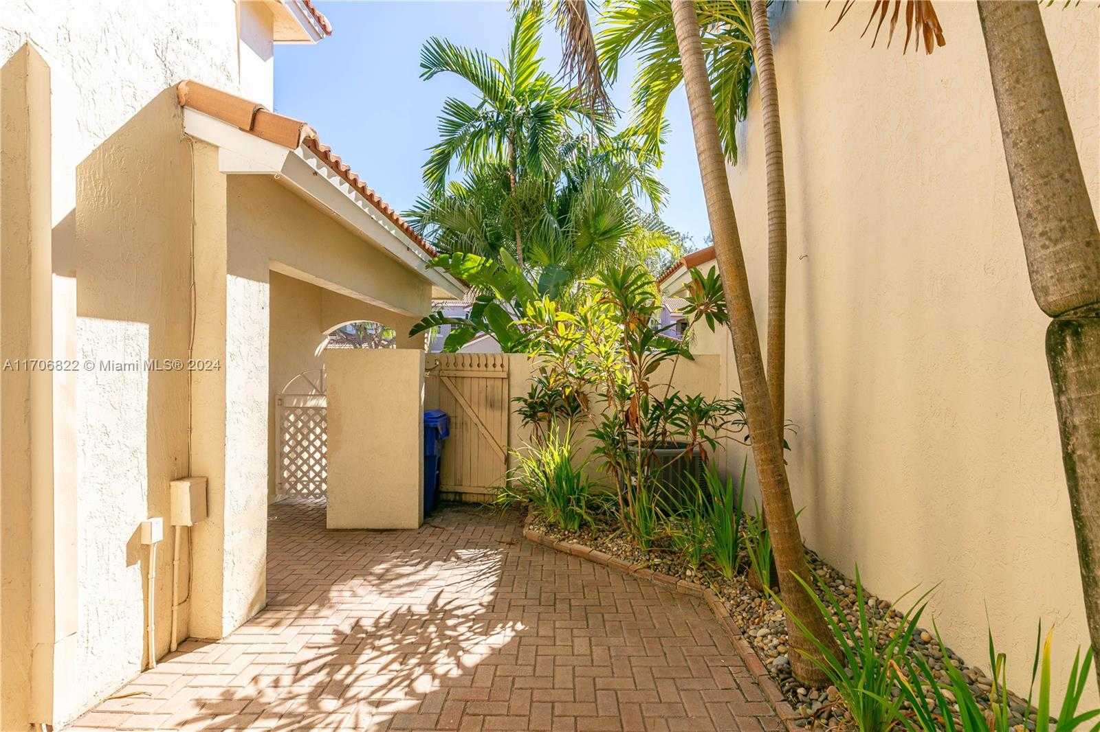 Small Image of 1564 YELLOWHEART WAY #1564, Hollywood Number 42
