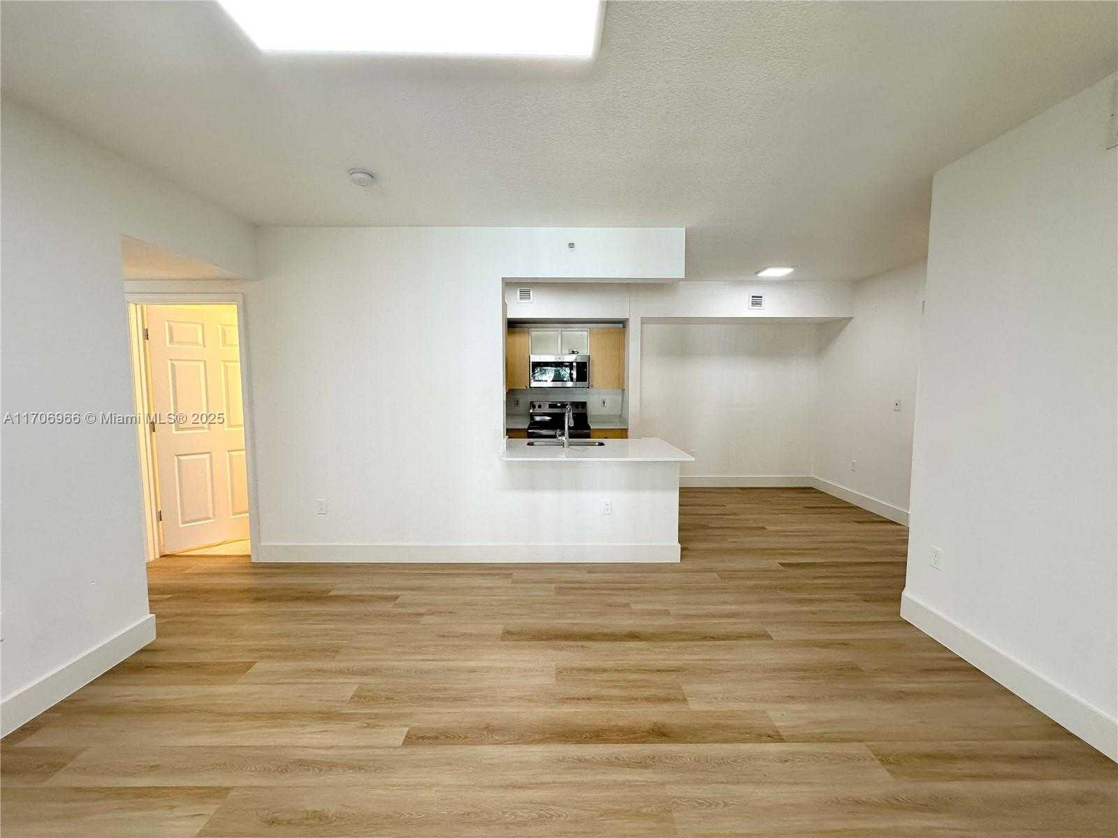 Small Image of 2564 CENTERGATE DR #208, Miramar Number 2