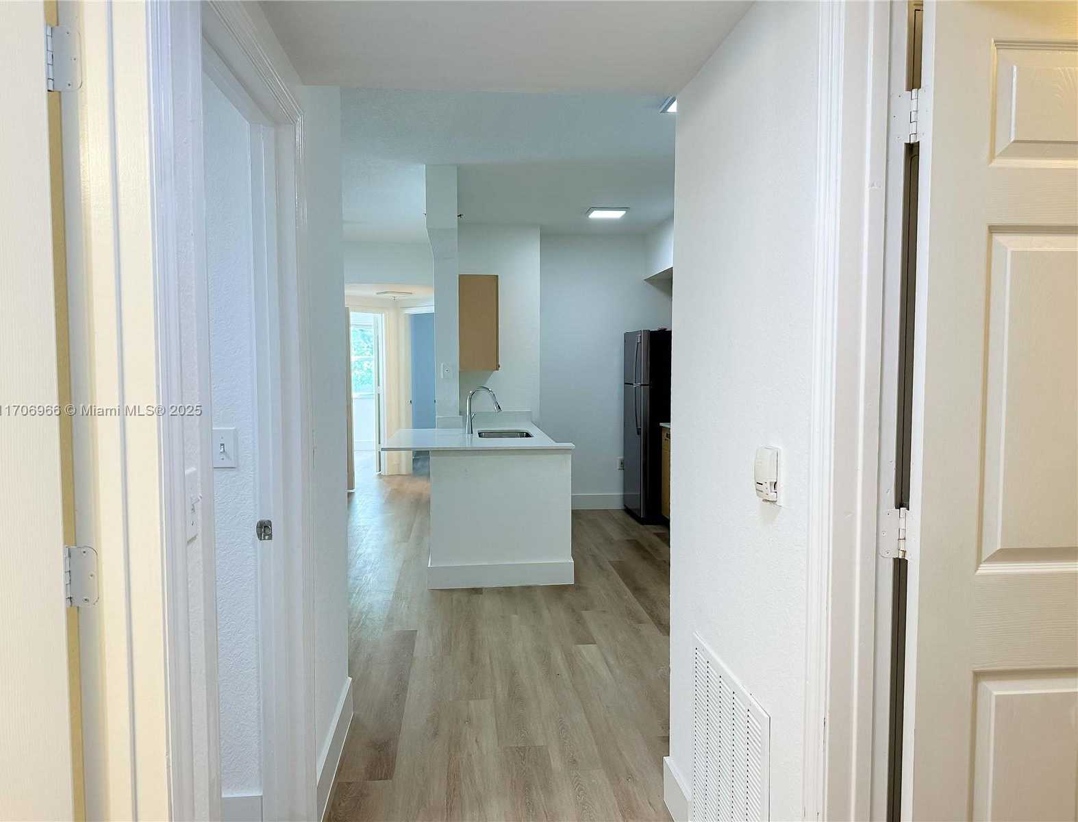 Small Image of 2564 CENTERGATE DR #208, Miramar Number 3