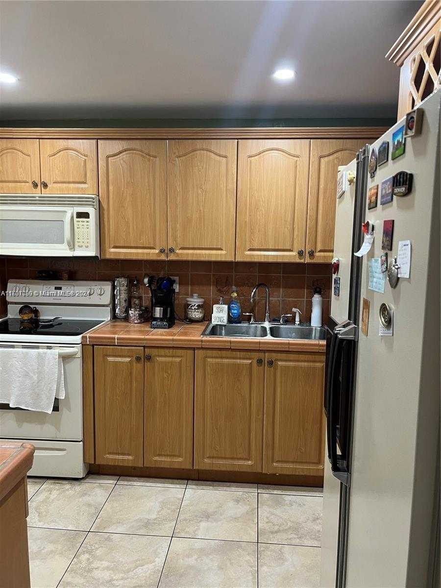 Small Image of 8875 FONTAINEBLEAU BLVD #203, Miami Number 6