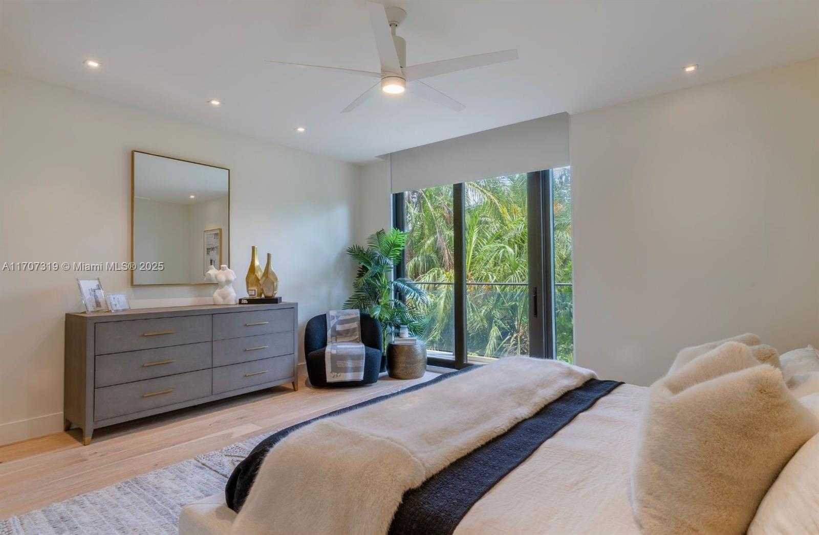 Small Image of 3581 EAST GLENCOE ST #203, Miami Number 14